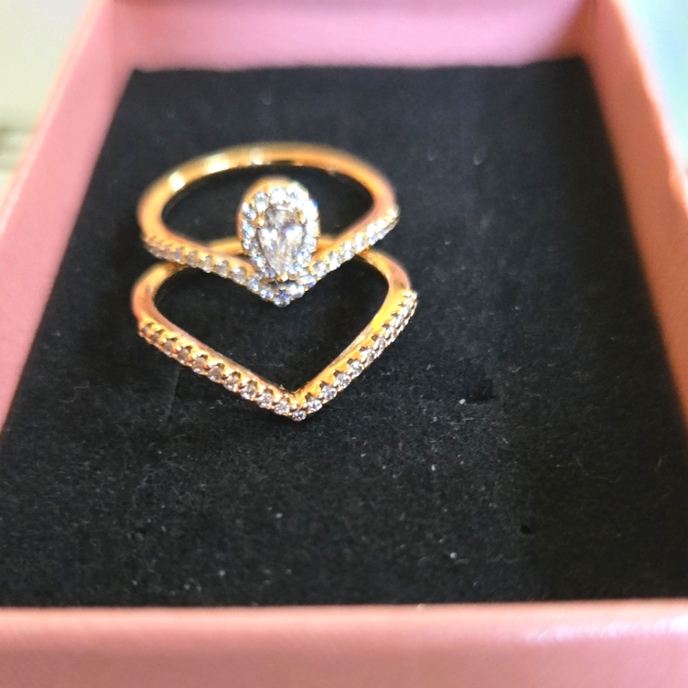 pear & v gold ring Set